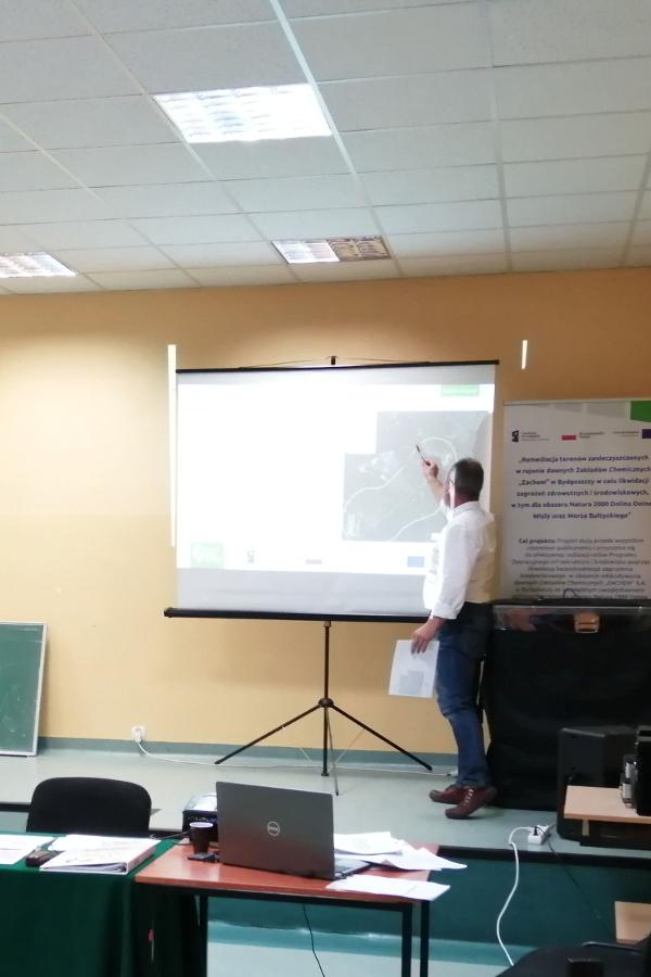 Przy ekranie, na którym wyświetlona jest prezentacja stoi przedstawiciel RDOS i wskazuje na wyświetlaną mapę